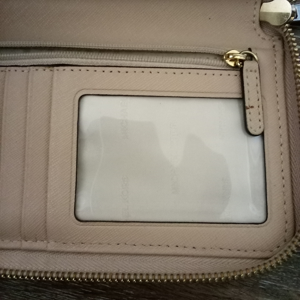 EUC: MICHAEL KORS, WRISTLET/ZIP-UP BLUSH COLOR WALLET! - Picture 6 of 16